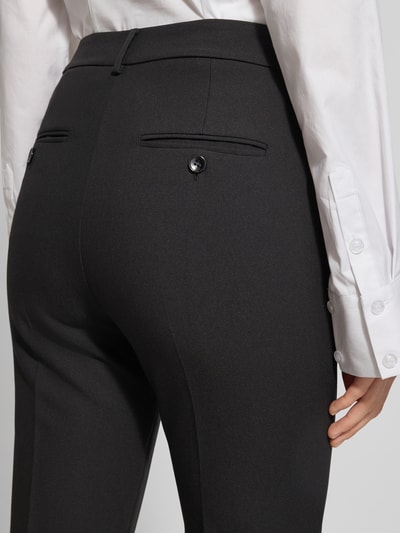 Vrouwenmodel draagt Slim Fit bandplooibroek met viscose van Weekend Max Mara, look: effen, met riemlussen, achterzakken, materiaalmix, detailopname rugaanzicht