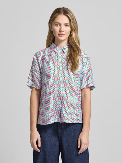 Frauenmodel trägt Regular Fit Bluse aus Viskose-Mix mit 1/2-Arm von Jake*s Casual, Allover-Look, weiß-blau gemustert, Ganzkörperansicht von vorne.