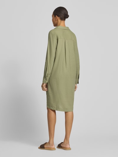 Frauenmodel trägt figurumspielendes Freizeitkleid aus Leinen-Viskose-Mix von s.Oliver RED LABEL, unifarbenes Midi mit V-Ausschnitt, Ganzkörperansicht Rückansicht.