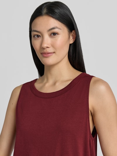 Vrouwenmodel draagt Regular Fit trägertop aus katoenmix van s.Oliver RED LABEL in effen bordeauxrood, zachte textuur, Nahaufnahme bovenlichaam.