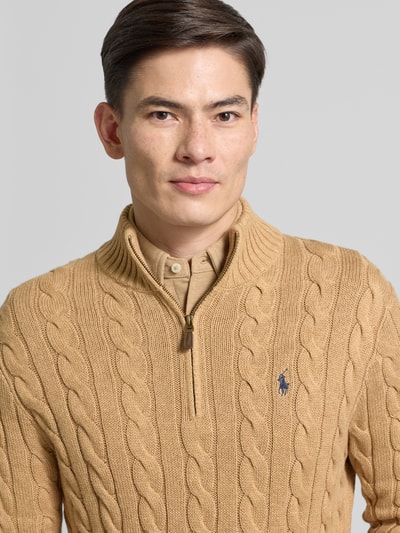 Männermodel trägt Strickpullover mit Label-Stitching von Polo Ralph Lauren in Beige, Reine Baumwolle, Regular-Fit, Nahaufnahme Oberkörper.