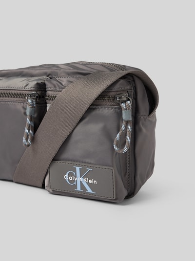 CK Calvin Klein Camera Bag mit Label-Detail Graphit 3