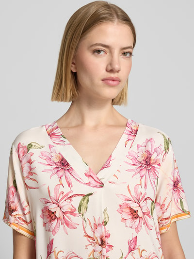 Frauenmodel trägt knielanges Tunikakleid mit V-Ausschnitt Modell 'Ha44zell' von ZABAIONE, florales Muster, Viskose, Nahaufnahme Oberkörper.