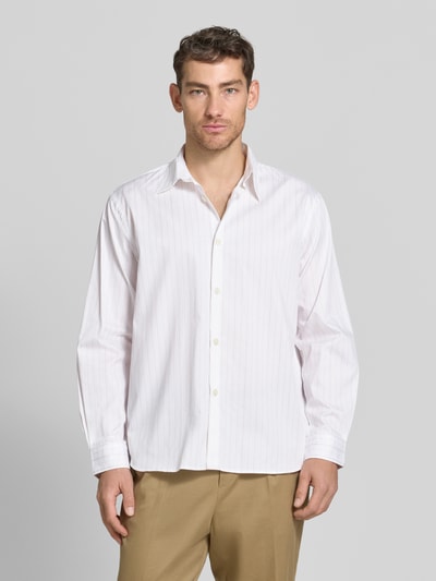 Männermodel trägt Relaxed Fit Freizeithemd aus reiner Baumwolle Modell 'GEORGE' von SELECTED HOMME, mehrfarbig, Popeline, Ganzkörperansicht von vorne.