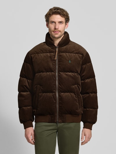 Männermodel trägt Regular Fit Bomberjacke aus reiner Baumwolle von Polo Ralph Lauren in Dunkelbraun, strukturierte Oberfläche, Ganzkörperansicht von vorne, Herren Bomberjacke / Blouson.