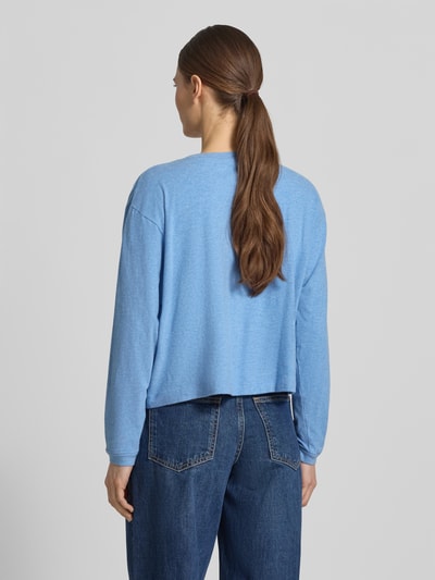 Vrouwenmodel draagt Longsleeve met geribde ronde hals van American Vintage, katoen-modal-mix met stretch, losse fit, rugaanzicht.