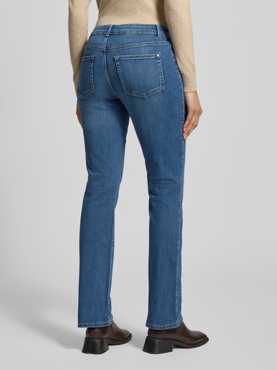 Frauenmodel trägt Bootcut Jeans mit 5-Pocket-Design von Christian Berg Woman, mieszanka bawełny i wiskozy, z dodatkiem streczu, niebieski, klasyczna tekstura denimu, zapięcie na guzik i zamek błyskawiczny, szerokość w pasie 40 cm, długość wewnętrzna nogawki 79 cm, Ganzkörperansicht Rückansicht.