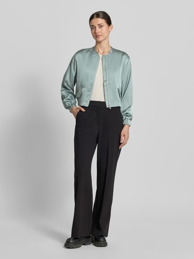 Vrouwenmodel draagt Blouson mit Pattentaschen und Reißverschluss van Zero, lichtblauw materiaalmix met stretch, straight fit, opstaande kraag, ritssluiting, zij-klepzakken, elastische mouwboorden, Ganzkörperansicht van voren.