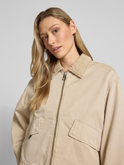 Kobiece model prezentuje Oversized Bomberjacke aus reiner Baumwolle von Marc O'Polo, efekt: jednolity kolor, krój oversized, zamek błyskawiczny, naszywka z logo, długi rękaw z mankietem, wykończenie: tunel, kieszenie z patką, wykończenie materiału: splot twill, materiał: bawełna; zbliżenie na górną część ciała