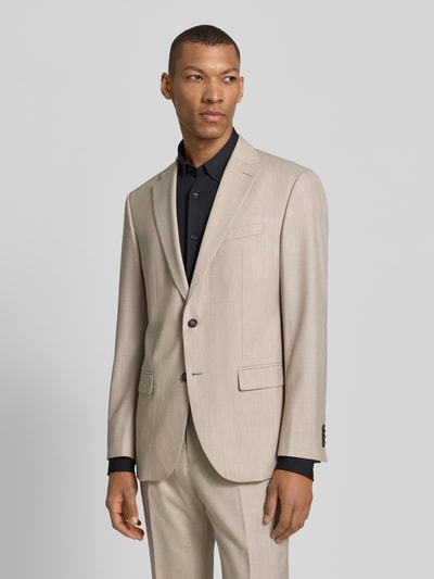 Męski model nosi Slim Fit 2-Knopf-Sakko aus Schurwoll-Mix Modell 'Grant' von Pierre Cardin, beżowy, klapy z otwartym wyłogiem, kieszenie z patką, długość pleców w rozmiarze 50: 73 cm, szerokość ramion w rozmiarze 50: 37 cm, długość rękawa w rozmiarze 50: 64 cm, krój slim fit, przód w pełnej długości