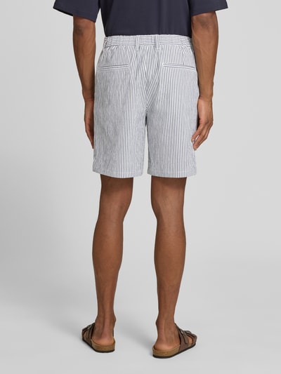 Mężczyzna nosi Regular Fit Bermudas aus Baumwoll-Mix Modell 'KARL' von SELECTED HOMME, wzór w paski, mieszanka bawełny, seersucker, wpuszczane i tylne kieszenie, elastyczny pas, widok całej sylwetki z tyłu