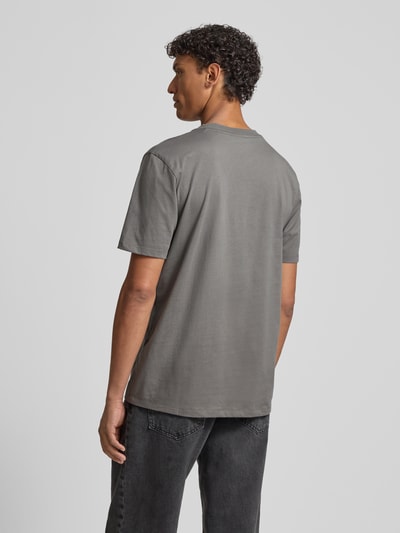 Männermodel trägt Relaxed Fit T-Shirt aus reiner Baumwolle Modell 'DULIVIO' von HUGO, Optik: Unifarben, Materialverarbeitung: Jersey, Ganzkörperansicht Rückansicht.