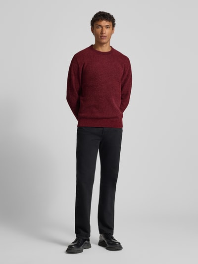 Männermodel trägt Regular Fit Strickpullover aus Baumwoll-Mix von Tom Tailor, Optik: Melange, Rippstrick, Ganzkörperansicht von vorne.