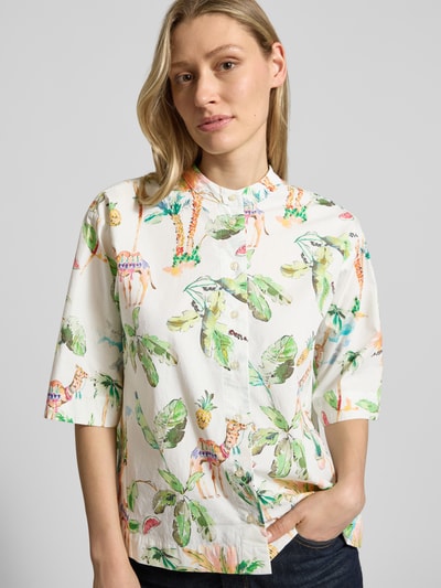 Frauenmodel trägt Bluse mit Maokragen und 1/2-Arm von Emily Van den Bergh aus reiner Baumwolle, Straight Fit, Knopfleiste, bunt bedruckt, Nahaufnahme Oberkörper.