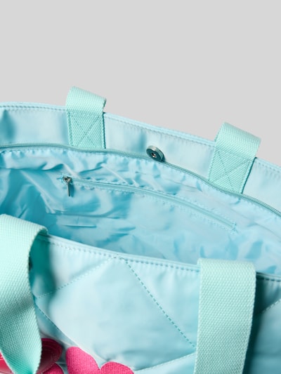 Produktfoto, Shopper mit Stitching Modell 'Love' von miss goodlife in Hellblau mit Steppnähte und Magnetverschluss, Hauptfach, Tragehenkel, abnehmbarer Schulterriemen, Breite 60 cm, Länge 34 cm, Tiefe 32 cm, Schulterriemen 57 cm.