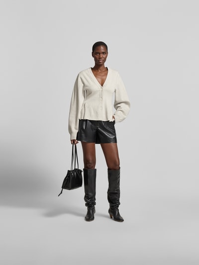 Frauenmodel trägt Cardigan mit Kaschmir-Anteil von ROTATE in Strick-Optik, taillierte Passform, V-Ausschnitt, Kellerfalte, Baumwoll-Mix, Rückansicht Ganzkörperansicht von vorne.