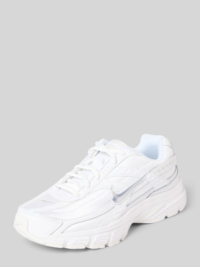 Produktfoto, witte sneakers met labeldetails, afgerond model, vetersluiting, profielzool, model 'Initiator' van Nike, dames, hakhoogte 5,5 cm, schachthoogte 7 cm, schachtbreedte 8 cm