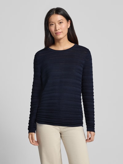 Frauenmodel trägt Regular Fit Pullover aus reiner Baumwolle in Strick-Optik von Christian Berg Woman, dunkelblau, semitransparent, Rundhalsausschnitt, Ganzkörperansicht von vorne.