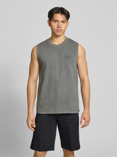 Męski model nosi Tanktop mit Logo-Stitching Modell 'Signar' od Pegador, bawełna, krój regular fit, okrągły dekolt, przód, ujęcie całej sylwetki.
