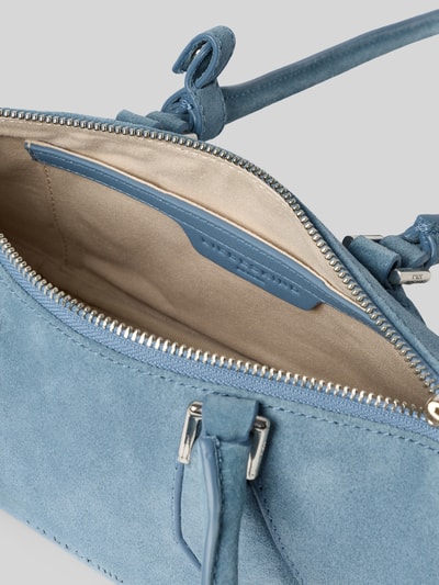 Produktfoto, Handtasche aus Velours mit Label-Detail Modell 'CECILE' von LIEBESKIND BERLIN, Szerokość w rozmiarze 29 cm, jasnoniebieski odcień, widoczna faktura zamszu, główna kieszeń na zamek błyskawiczny, beżowa podszewka, długość 11 cm, głębokość 10 cm, długość paska na ramię 65 cm.