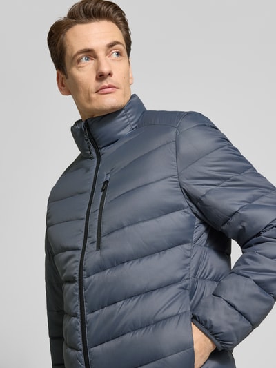 Männermodel trägt Regular Fit Steppjacke mit vertikaler Reißverschlussbrusttasche von Tom Tailor Denim, Optik: Unifarben, Nahaufnahme Oberkörper