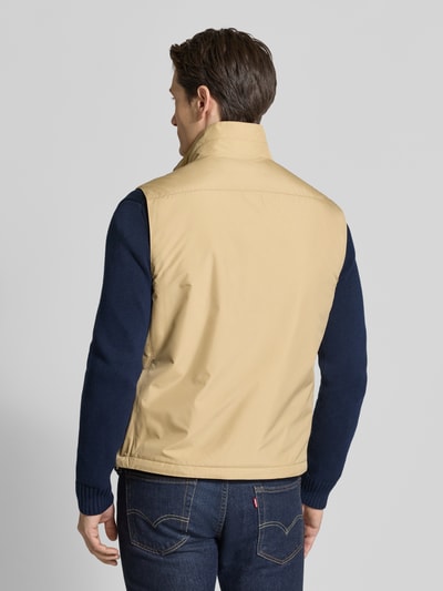 Männermodel trägt Regular Fit Weste mit Logo-Detail von Polo Ralph Lauren in Optik: Unifarben, Stehkragen, Ganzkörperansicht Rückansicht.