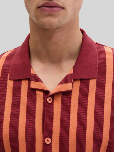 Männermodel trägt Regular Fit Freizeithemd aus reiner Baumwolle von Marc O'Polo, Strickoptik, gestreift, Polokragen, Nahaufnahme Oberkörper.