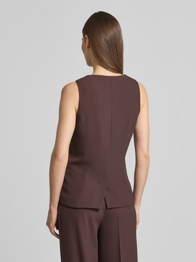 Frauenmodel trägt Weste mit Rundhalsausschnitt und Paspeltaschen von V by Vera Mont in Braun, Material-Mix mit Stretch, Ganzkörperansicht Rückansicht.