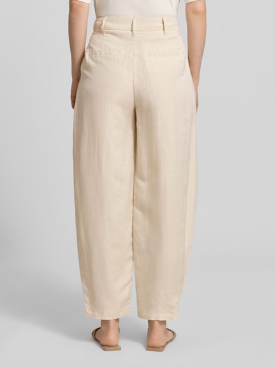Kobiece modelka nosi Leinenhose mit angedeuteten Gesäßleistentaschen von Christian Berg Woman Selection z mieszanki lnu i wiskozy, krój barrel fit, zaszewki, szerokość w rozmiarze 36: 42 cm, długość wewnętrzna nogawki w rozmiarze 36: 71 cm, zapięcie na haftkę i zamek błyskawiczny, jasny beż, gładka faktura, widok całej sylwetki z tyłu.