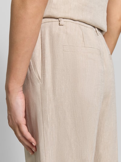 Frauenmodel trägt Wide Fit Stoffhose aus Viskose-Mix Modell 'Dazia' von B.Young in Beige, fein strukturiert, Detailaufnahme seitlich. Damen Stoffhose, Viskose-Mix mit Leinen-Anteil, Bügelfalten, Gesäßtaschen, Knopf- und Reißverschluss.