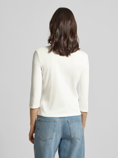 Frauenmodel trägt Slim Fit T-Shirt aus reiner Baumwolle von Tommy Hilfiger in Optik: Unifarben, 3/4-Arm, Feinripp, Ganzkörperansicht Rückansicht.