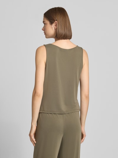 Frauenmodel trägt Regular Fit Top aus Viskose-Mix Modell 'ANORA' von PIECES in Olivgrün mit glatter Textur, Ganzkörperansicht Rückansicht.
