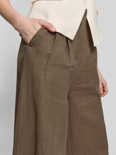 Frauenmodel trägt Wide Fit Hose mit Bundfalten Modell 'Ginkoli' von Stefanel aus Reine Baumwolle, Eingrifftaschen, Haken- und Reißverschluss, Detailaufnahme Oberkörper.