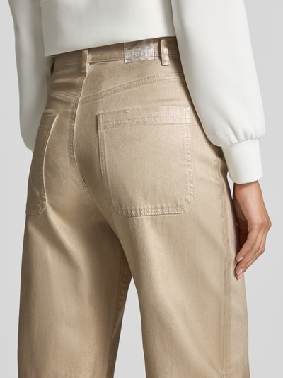 Frauenmodel trägt Straight Fit Jeans aus Baumwoll-Mix in glänzender Optik von Marc Cain in Beige mit Gesäßtaschen, Detailaufnahme Rückansicht. Elastischer Baumwoll-Mix mit glänzender Oberfläche, Eingriff- und Gesäßtaschen, Bundweite und Innenbeinlänge entsprechend Größe 36.