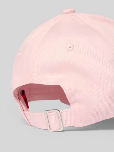 Produktfoto, Basecap mit Logo Detail aus reiner Baumwolle von HUGO in zartem Rosa, strukturierter Stoff, unifarbene Optik, Metallschnalle
