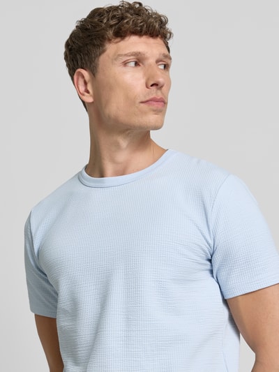 Mężczyzna nosi Regular Fit T-Shirt aus Baumwoll-Mix Modell 'SANDER' od SELECTED HOMME, jasnoniebieski, seersucker, unikolor, półzbliżenie tułowia.