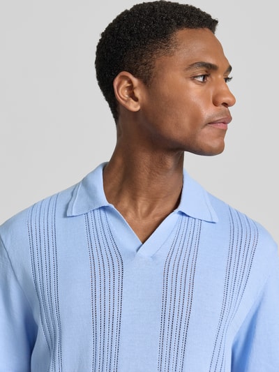 Männermodel trägt Relaxed Fit Poloshirt aus reiner Baumwolle von Armedangels, Optik: Unifarben, Feinstrick, Nahaufnahme Oberkörper.