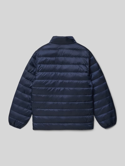 Productfoto, Regular Fit Steppjacke mit Logo-Detail Modell 'Louis' van Jack & Jones, donkerblauw met gewatteerde structuur, elastische mouwen, staande kraag, rits, steekzakken, kindermaten.