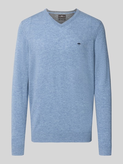 Produktfoto, Regular Fit Strickpullover aus Baumwoll-Mix mit Kaschmir-Anteil von Fynch-Hatton in Hellblau mit V-Ausschnitt, elastische Abschlüsse, Rückenlänge 67 cm, Ärmellänge 68 cm, feine und weiche Textur