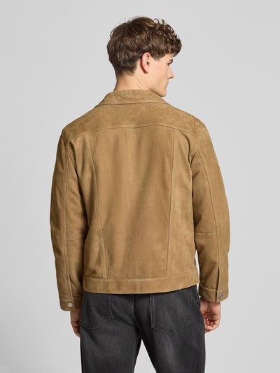 Männermodel trägt Regular Fit Lederjacke aus echtem Ziegenvelours von Marc O’Polo Denim in unifarbener Optik, Ganzkörperansicht Rückansicht.