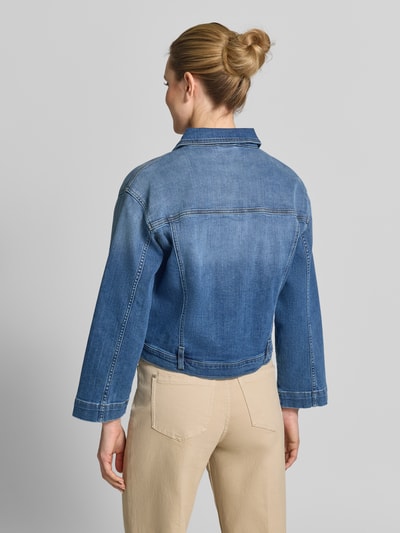 Modelka kobieca nosi Jeansjacke im Used-Look mit Label-Detail Modell 'Tina' od Gang, bawełna z elastanem, krój relaxed fit, widok całej sylwetki z tyłu