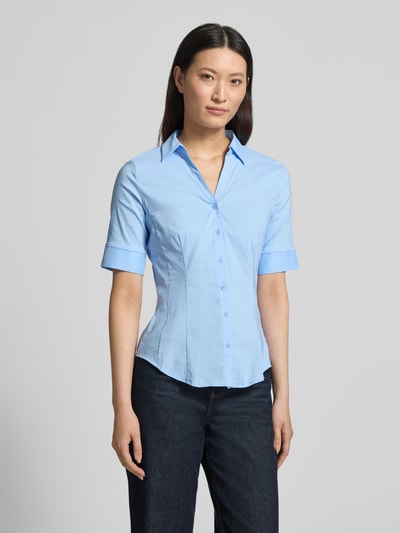 Frauenmodel trägt Hemdbluse im Halbarm-Design von More & More in Hellblau, Baumwoll-Mix, tailliert, Hemdblusenkragen, Ganzkörperansicht von vorne.