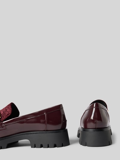Produktfoto, Loafer mit Kettendetail von Tamaris in Bordeaux mit glänzender Oberfläche, strukturierte Sohle, Damen Loafer von Tamaris