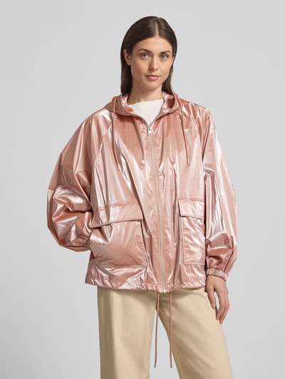 Vrouwenmodel draagt Jacke im Metallic-Look mit Pattentaschen van Jake*s Casual in metallic met capuchon, regular fit, klepzakken, ritssluiting, ruglengte maat 36: 28 cm, schouderbreedte: 18 cm, borstwijdte: 24 cm, mouwlengte: 24 cm, vooraanzicht volledige lichaamsopname.