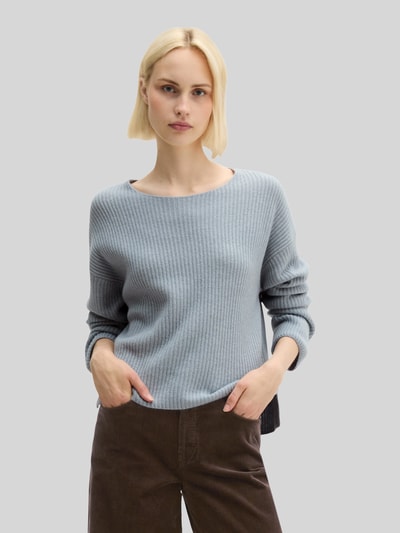 Frauenmodel trägt Relaxed Fit Pullover aus Schurwoll-Mix von Marc O'Polo in hellblau, gerippte Struktur, Ganzkörperansicht von vorne, Damen Pullover