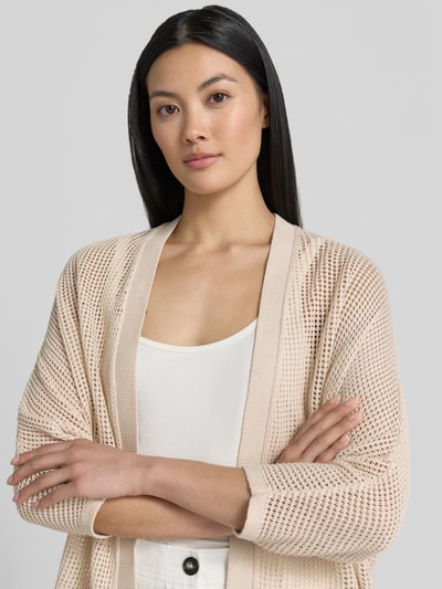 Frauenmodel trägt Strickjacke in offener Passform mit 3/4-Arm von Comma aus reiner Baumwolle mit Strukturmuster, Nahaufnahme Oberkörper.