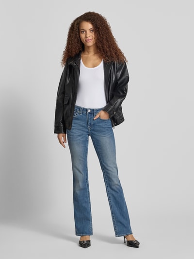 Frauenmodel trägt Mid Rise Bootcut Jeans im Used-Look Modell 'BECCA' von TRUE RELIGION aus Baumwoll-Mix mit Stretch-Anteil, Ganzkörperansicht von vorne.