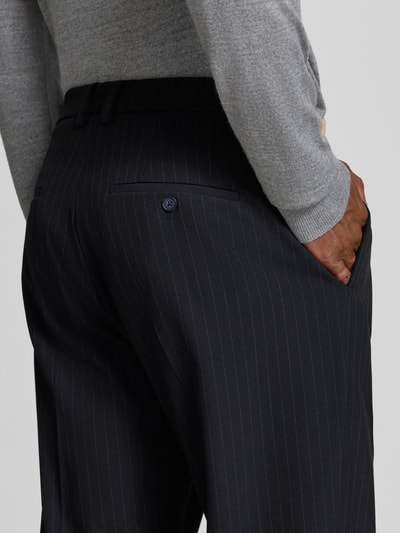 Männermodel trägt Straight Fit Hose mit Viskose-Anteil Modell 'Leto' von CINQUE, dunkler Stoff mit feinen Nadelstreifen, Detailaufnahme Rückansicht. Bundfalten und Gesäßtaschen sichtbar, elastischer Material-Mix.