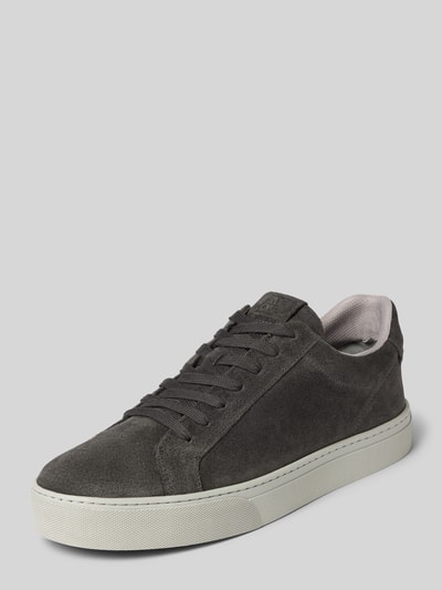 Produktfoto, Sneaker aus echtem Leder Modell 'AGAR 3' von Marc O'Polo, dunkelgraues Wildleder, weiße Sohle, strukturierte Oberfläche