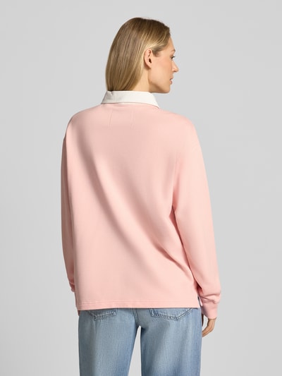 Frauenmodel trägt Longsleeve mit Polokragen und kurzer Knopfleiste von Gant in Rosa, Baumwoll-Mix, locker geschnitten, Rückansicht.